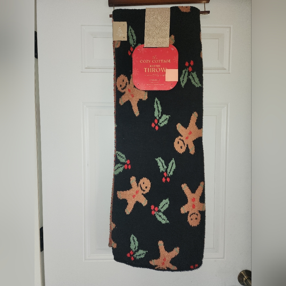 NWT COZY SOFT THROW / GINGERBREAD& HOLLY BERRIES ✨️